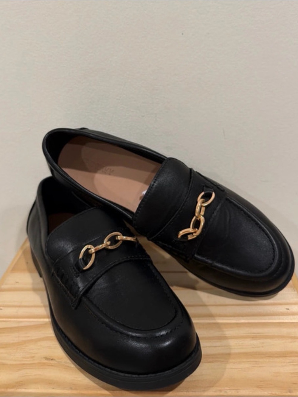 Women’s Size 8 Black Chain Loafers – Excellent Condition